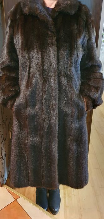 Haina lunga de blana ,cu buzunare , culoare neagra , marimea 48