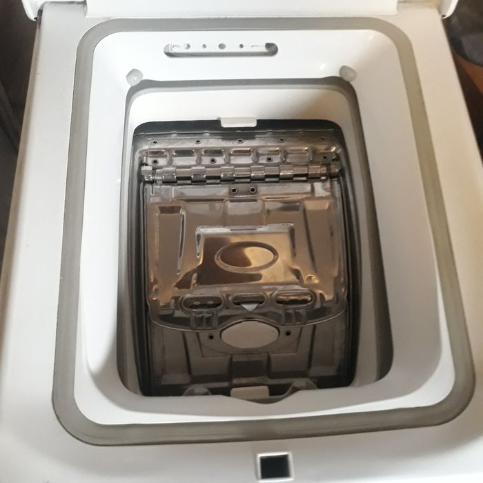 Пералня Indesit нова на два месеца.