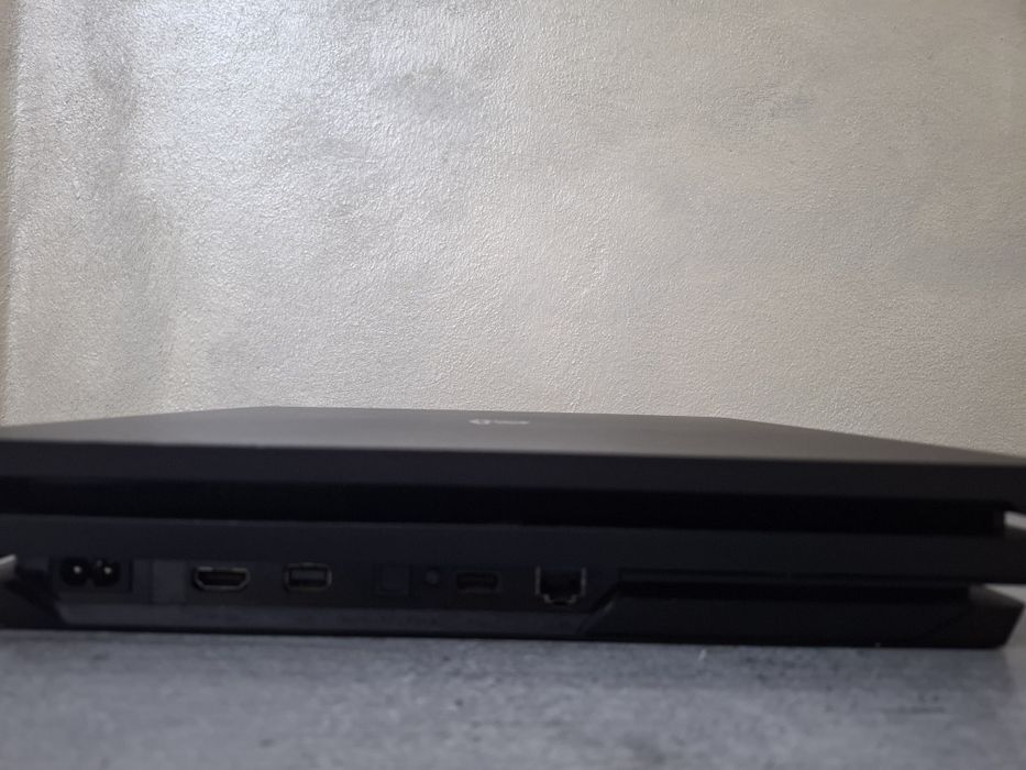 Vând pachet complet PS4 Pro 1TB + 2 Manete + Jocuri + Volan Logitech cu Schimbător