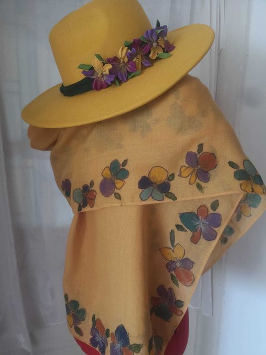 Set unicat pălărie cu flori hand-made și eșarfă pictată manual