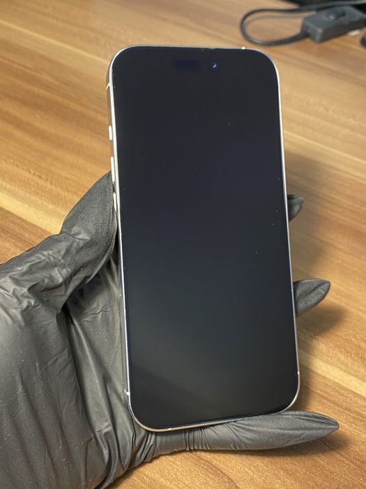 iPhone 16 Pro• 256 GB • White Titanium