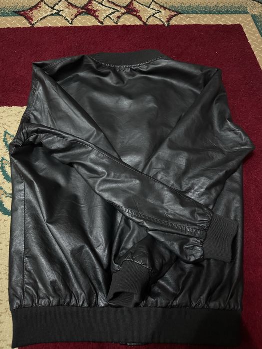 Продам черный кожанную куртку