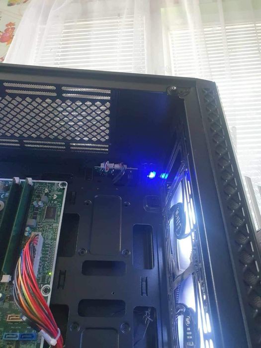 Продавам гемръски компютър