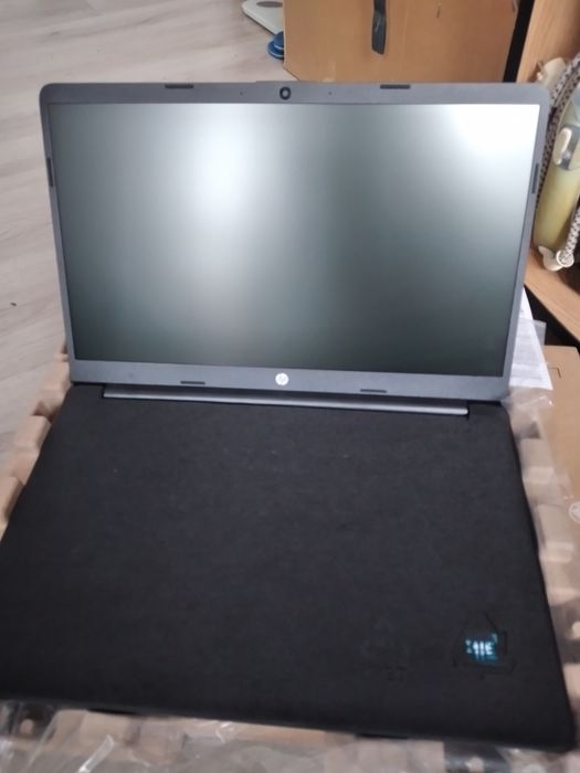 Laptop hp nou, în cutie