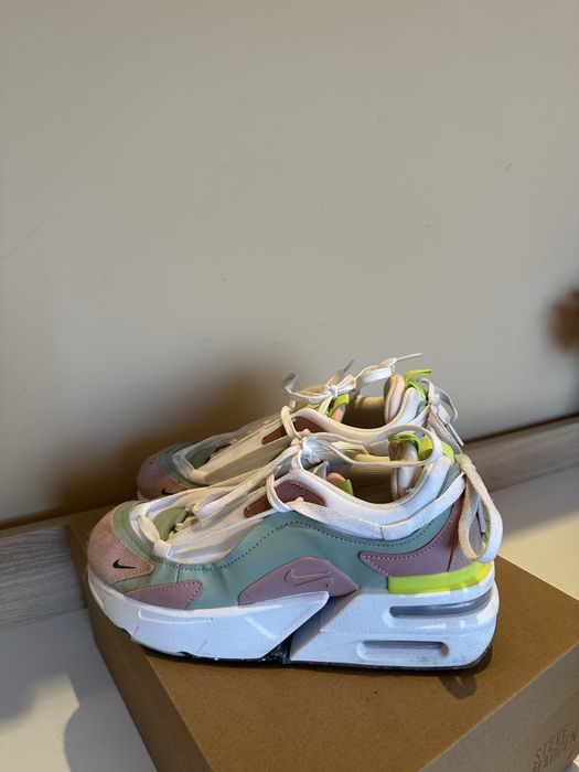 Маратонки Nike.