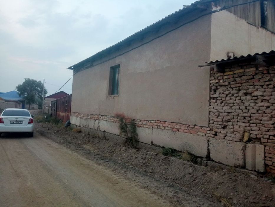 Халкабад базарга жакын жерде имарат сатылады 80м.кв косымша жери жок и