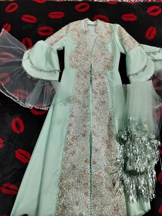 Ansanbil kelinlar uchun oq ko'ylagi brukchasi fatasi bor ichida