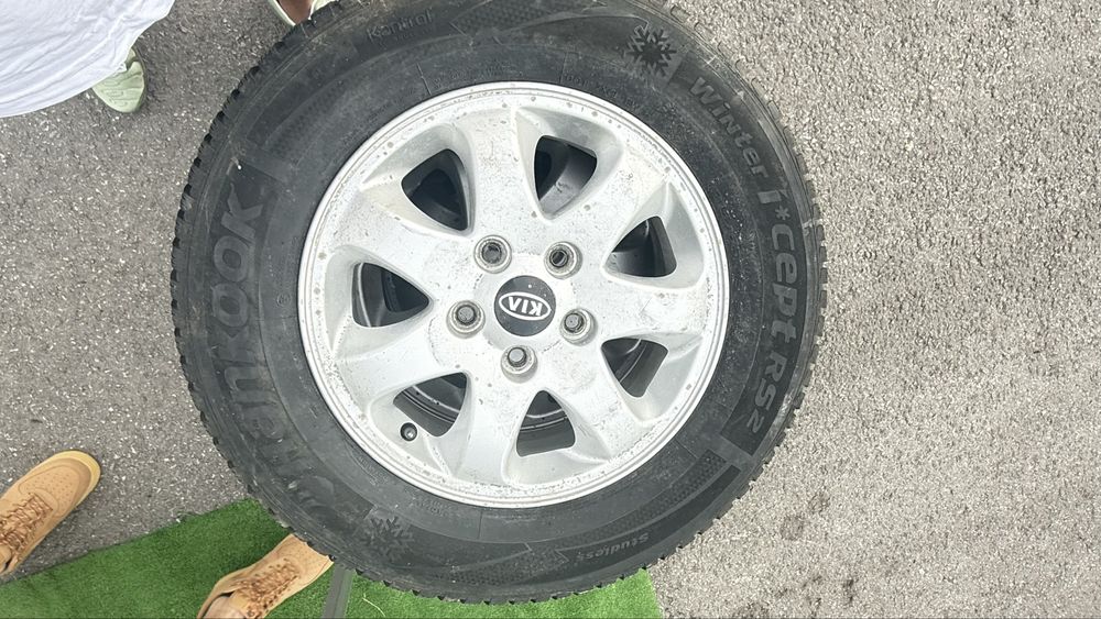Чисто нови гуми и джанти за Киа 215/65 15