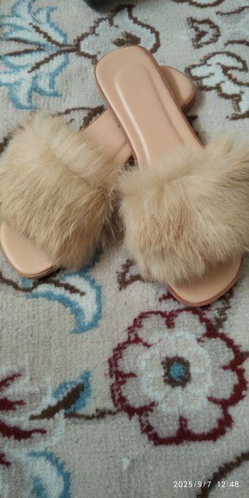 Жаңа Көйлектер аяқкиім сатылады