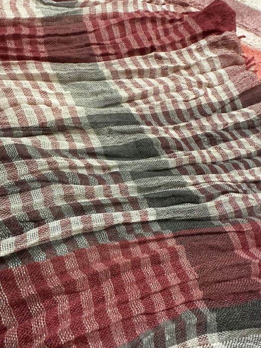 тънък шал с ресни