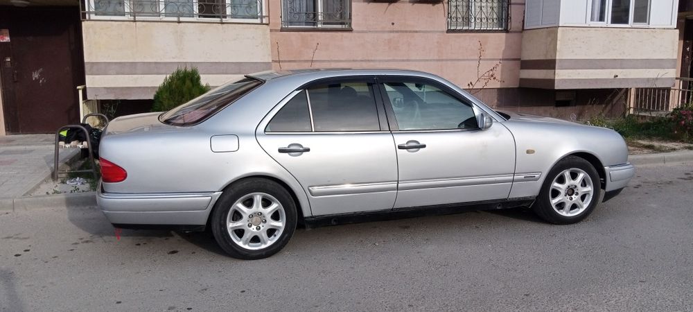 Автомобил Mercedes Bens w210