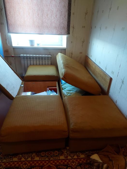 Срочно продам диван с пуфиками