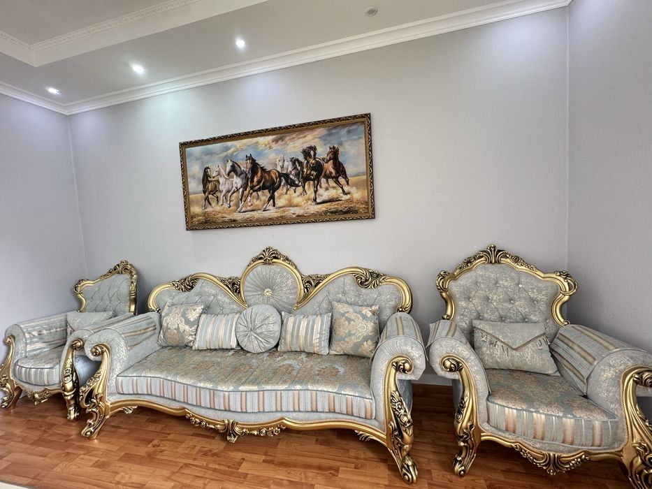 Диван и два кресла для гостиной