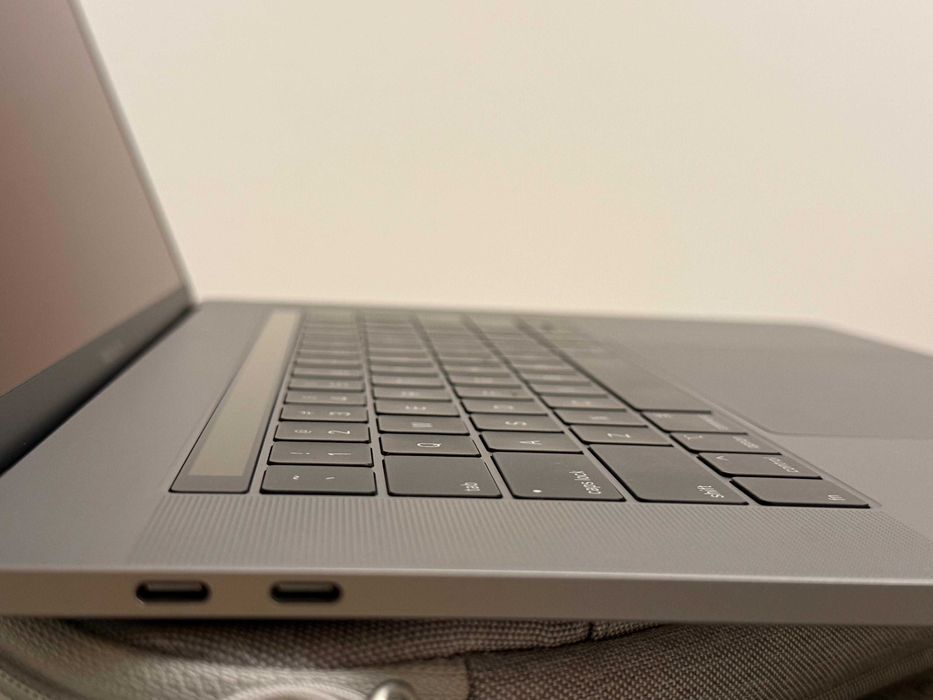Macbook Pro 15,4" model A1990 2019 touch bar i7 16gb 256Gb
