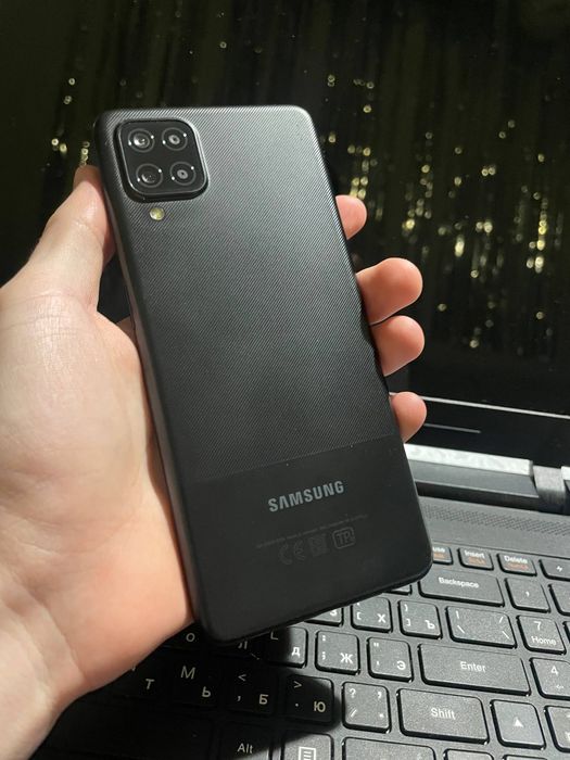 Ноутбук и телефон