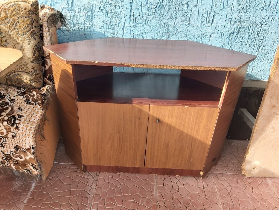 Тумбочка под телевизор за 2000 тг