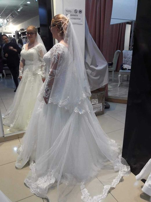 Rochie mireasă subtil sclipitoare