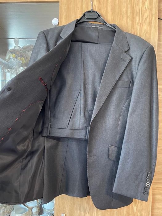 Продам мужские костюмы