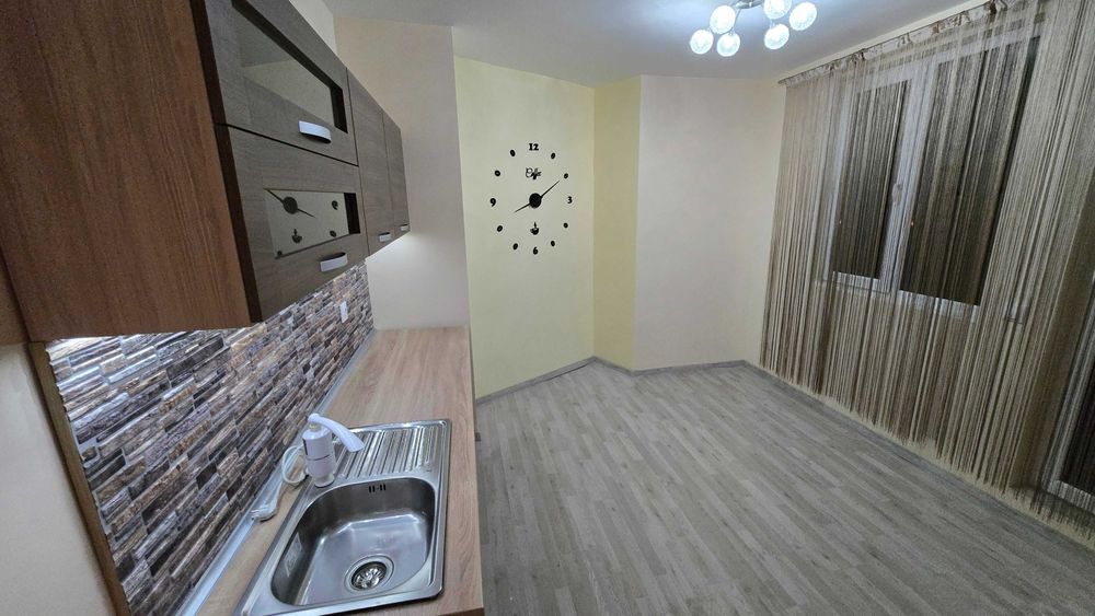 Продава се 2-стаен апартамент след основен ремонт с ТОП разпределение и тройна гледка!