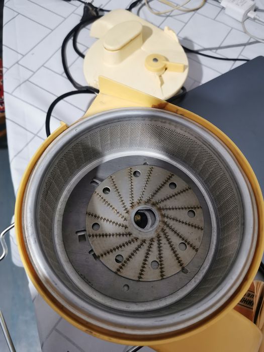 Электрическая соковыжималка-овощерезка,мороженница,блендер,мех.миксер