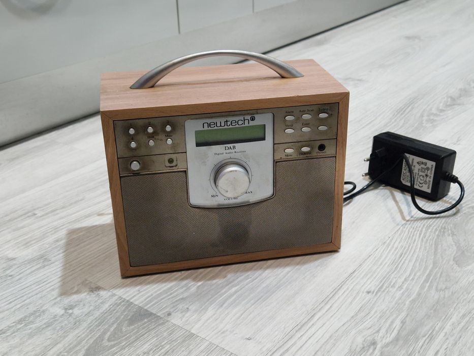 Radio cu afișaj digital perfect funcțional