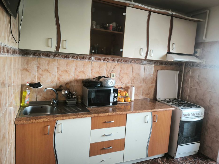 Vând mobila second-hand bucatarie plus aragaz, hota și chiuveta