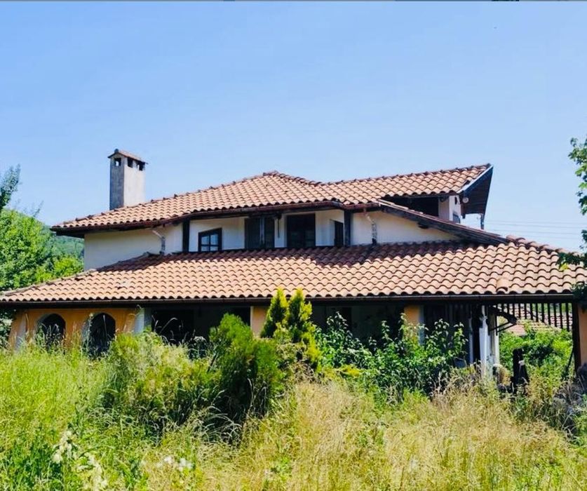 Къща с дворно място в Балкана