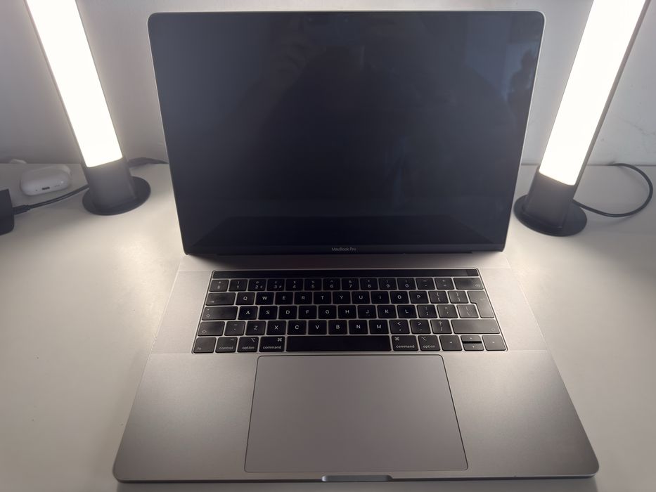 MacBook Pro 15-inch A1990 – aproape nou, folosit doar 100 ore, cu încărcător