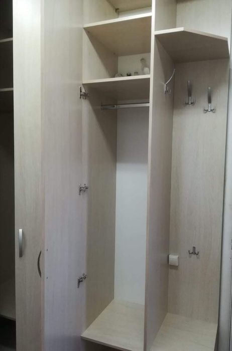 Продам шкаф в прихожую с зеркалом