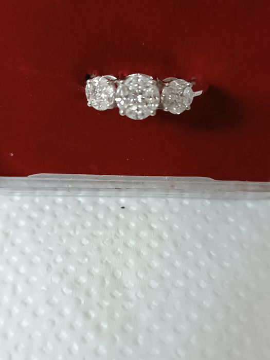 продам золотое кольцо с тремя бриллиантами за 1800$