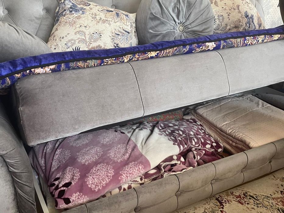 Диван б/у 2 штуки одинаковые , расскладные.