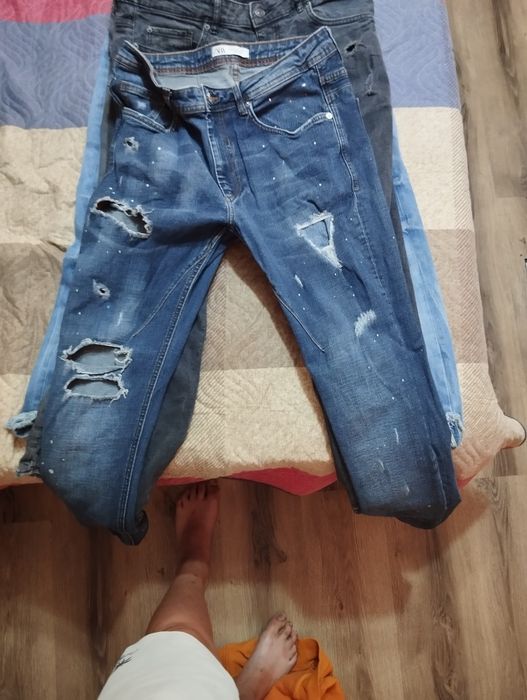 Vand patru perechi de blugi sunt originali îi dau de oare ma strang