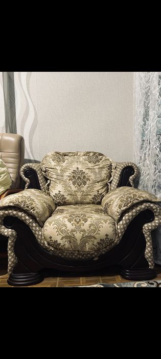 Продаю комплект Диван и два кресло.Торг есть