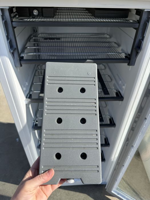 Минусова хладилна витрина Bauknecht 140см