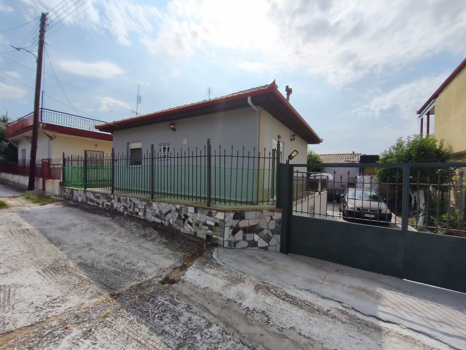 Продава къща с площ 40 м2 с двор 180 м2 в Аспровалта, Гърция