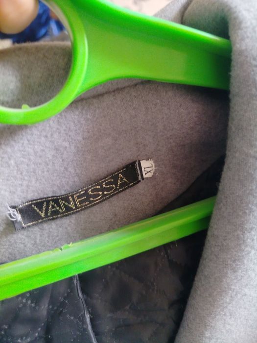 Ayollar paltosi sotiladi