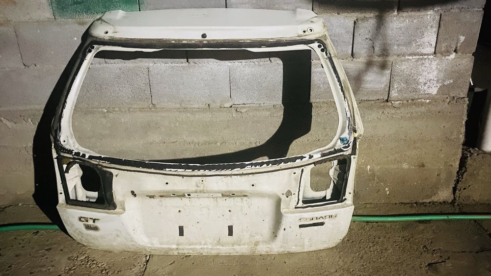 Задняя двер субару