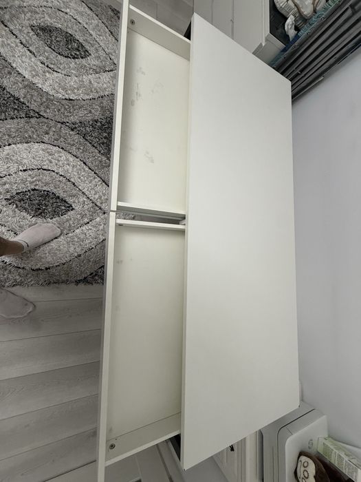 Birou cu picioare metalice