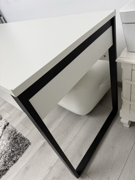 Birou cu picioare metalice