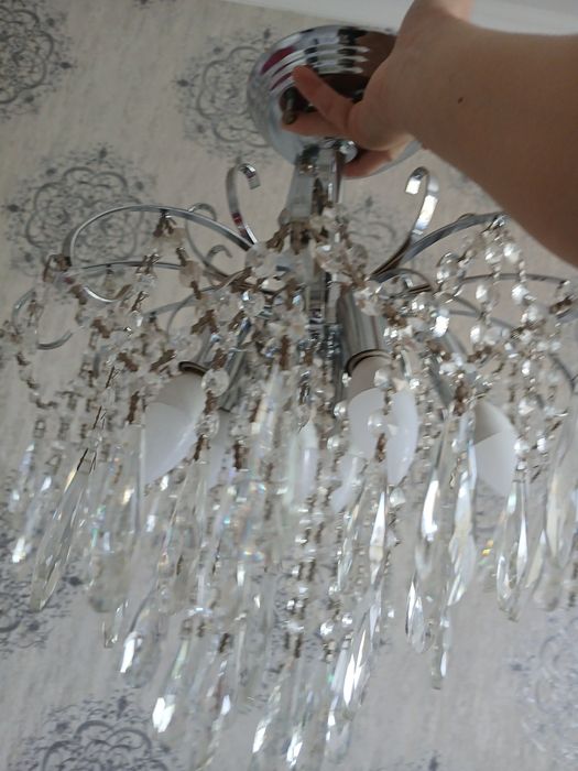 Продаётся ЛЮСТРА белый яркий