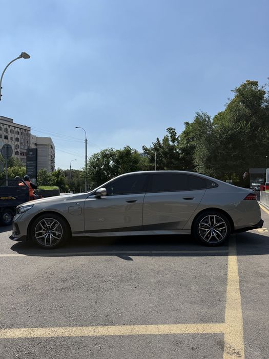 BMW i5 35l sotiladi