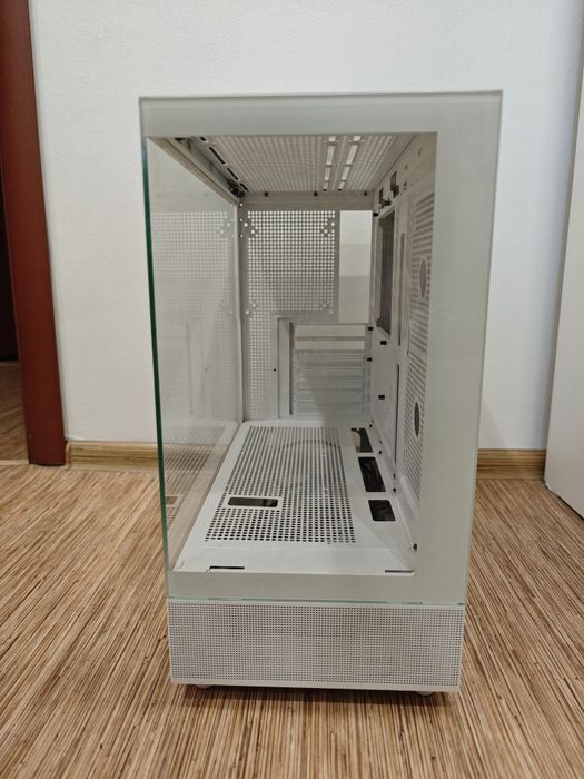 Корпус для компьютера белого цвета