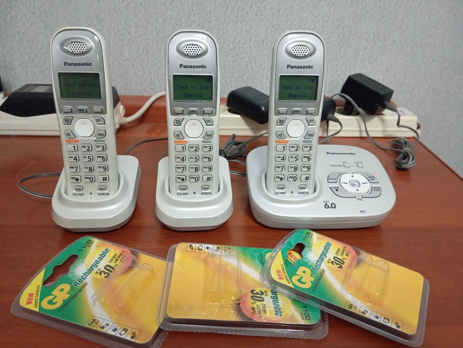 Продам радиотелефон PANASONIC три трубки на один телефонный номер.