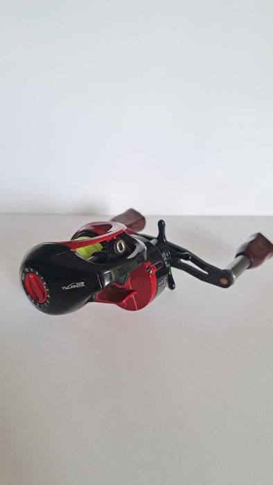 Mulineta Baitcast Tsurinoya Black Knight   si Tsurinoya XF 50