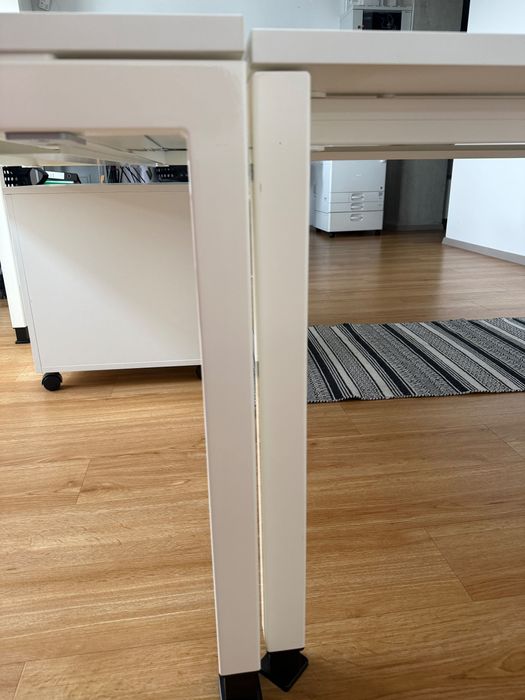 Mese de birou si casetiere de vanzare