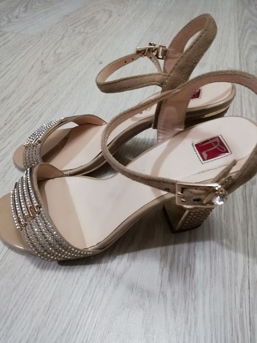 Продам босоножки