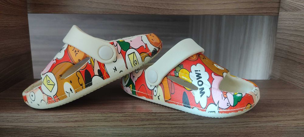 Продам  демисезонные шапку и резиновые кроксы  на девочку