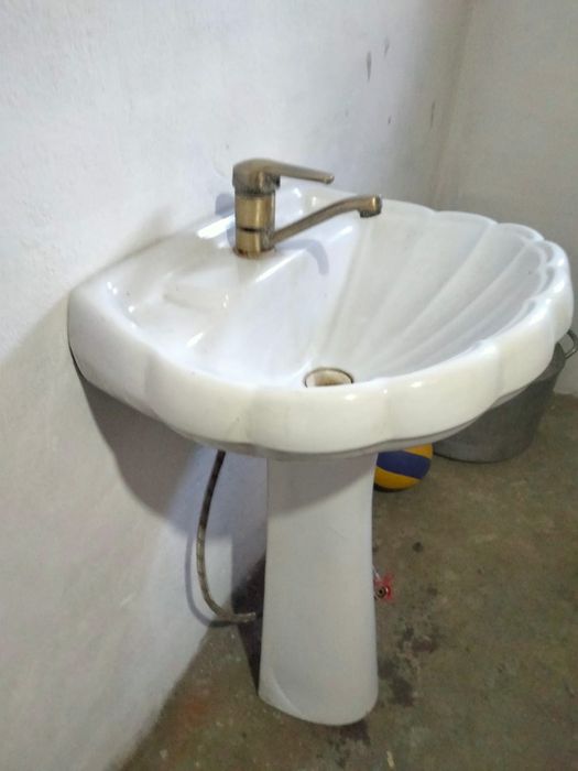Продам белую раковину