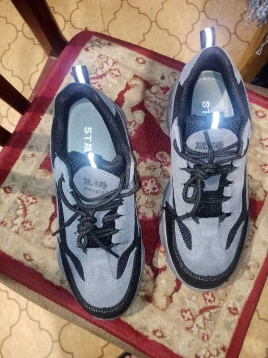 Лёгкие удобные кроссовки.