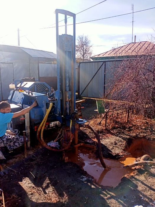 Бурим скважины под колонки